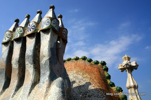 guide Gaudi à Barcelone : Casa Battlo cheminées toit