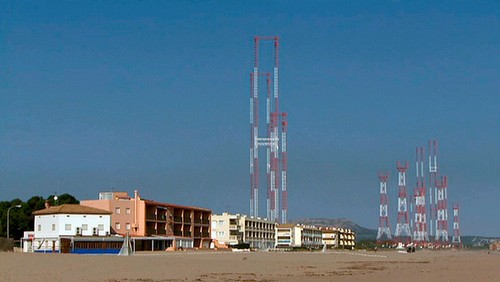 Radio Liberty à Pals, la guerre froide sur la Costa Brava. les antennes devant des batiments touristiques