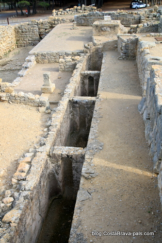 Ruines d’Empuries - canalisation dans la ville grecque