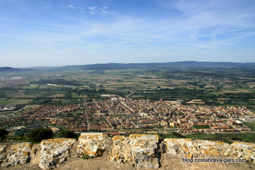 randonnée autour du Castell de Montgri - La vue sur Torroella
