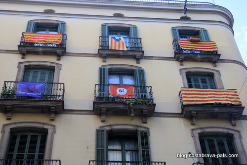 crise de l'indépendance en Catalogne - drapeaux à Barcelone